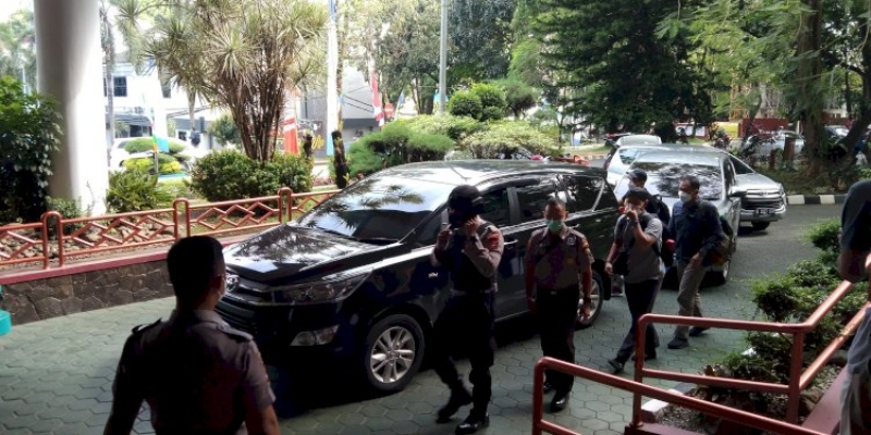 KPK Bawa Dua Koper Besar saat Geledah Gedung Rektorat Unila