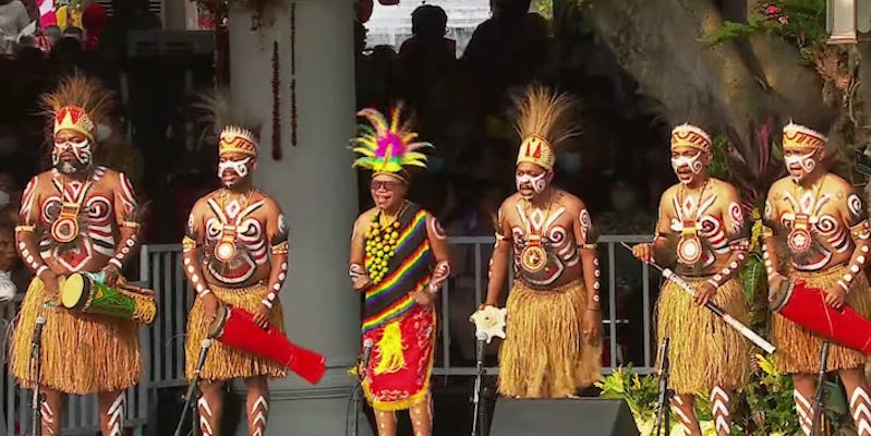 Tarian Kerukunan Khas Papua Ditampilkan di Upacara Penurunan Bendera Merah Putih