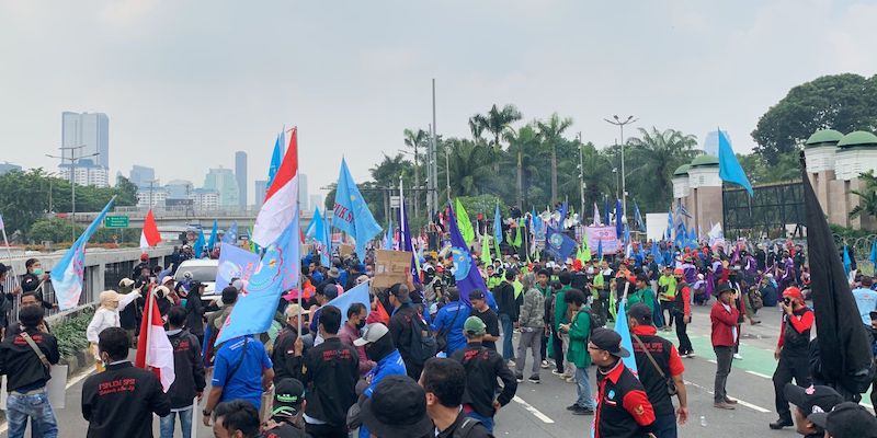 Demo di Gedung DPR, Ribuan Buruh Blokade Jalur Transjakarta