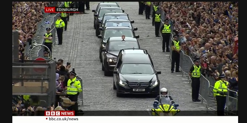 Masyakat berbaris memberikan penghormatan kepada rombongan yang membawa peti jenazah Ratu Elizabeth/Net