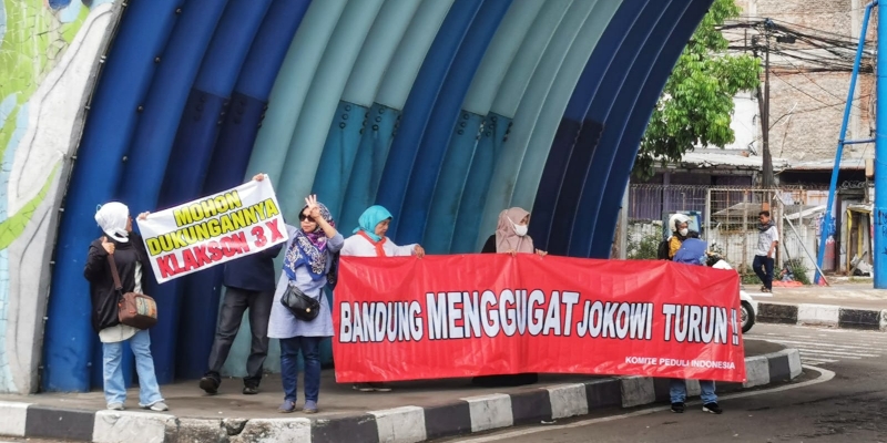 Sejumlah emak-emak di Bandung bentangkan spanduk protes atas kenaikan harga BBM/Ist