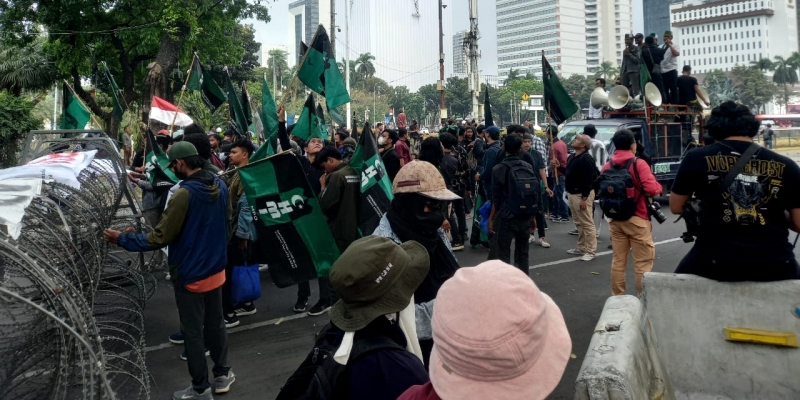HMI Jakarta Gelar Demo Tolak Kenaikan Harga BBM, Polisi Tutup Jalan Medan Merdeka Barat