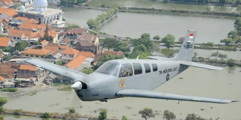 Pesawat Latih Bonanza TNI AL Jatuh di Perairan Surabaya