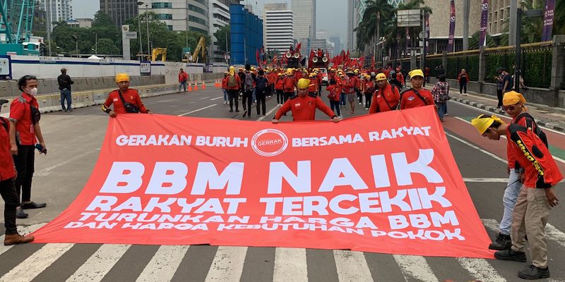 Kecewa Tak Boleh Demo di Istana, Massa Gebrak Tertahan di Dekat Kementerian ESDM