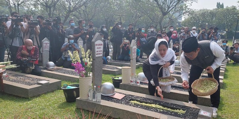Cak Imin dan Puan Maharani Nyekar Bareng di Makam Taufik Kiemas