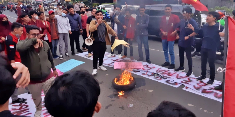 Perlawanan Tolak Kenaikan BBM Belum Usai, Mahasiswa IMM Ciputat Bakar Ban di Halte UIN Jakarta