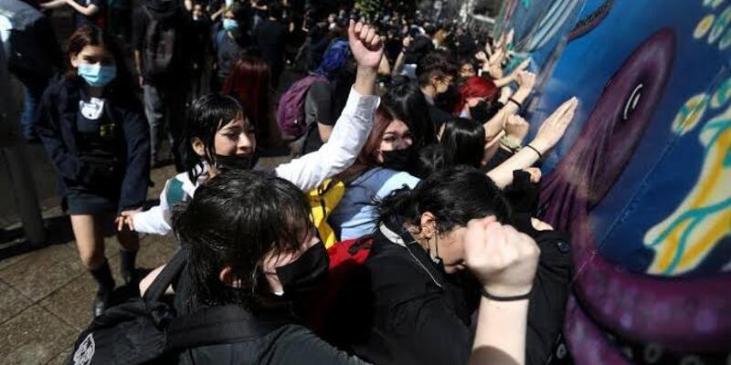 Chile Terpaksa Hentikan Operasi Puluhan Stasiun Kereta di Tengah Aksi Protes Mahasiswa di Ibu Kota