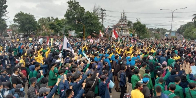 Tiga Mahasiswa Ditangkap Saat Demo Tolak Kenaikan BBM di Bengkulu Ricuh