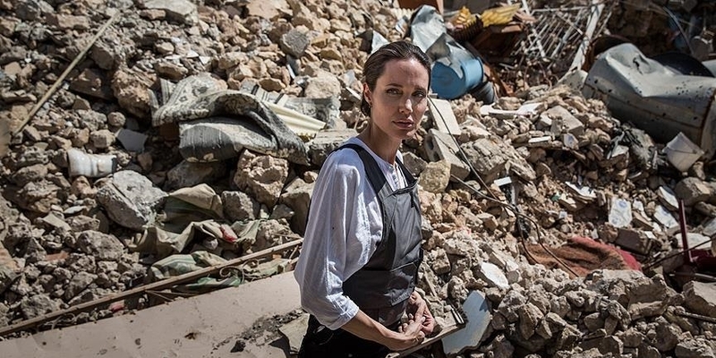 Kunjungi Korban Banjir Pakistan, Angelina Jolie Serukan Lebih Banyak Bantuan Internasional