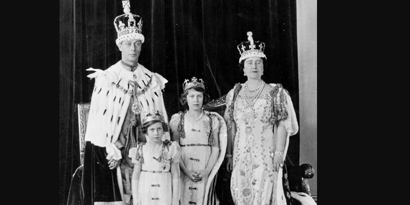 Ratu Elizabeth II saat masih kecil bersama dengan ayahnya, Raja George VI dan ibunya, Ratu Elizabeth I serta adiknya, Puteri Margareth/Net