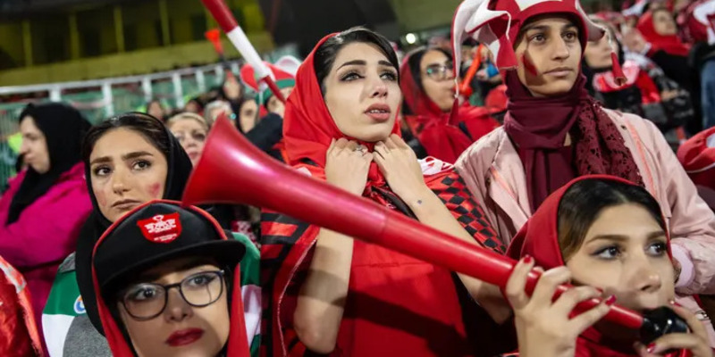 43 Tahun Dilarang, Perempuan di Iran Akhirnya Diizinkan Nonton Pertandingan Sepakbola