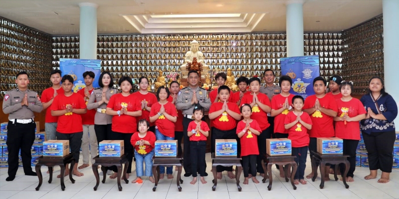 Korlantas Bagikan Sembako saat Berkunjung ke Lembaga Penyantun Anak Buddha Jakarta