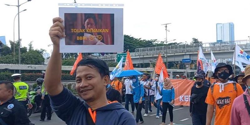 Ada Buruh Bawa Poster Puan Menangis saat Demo Tolak Kenaikan BBM di DPR