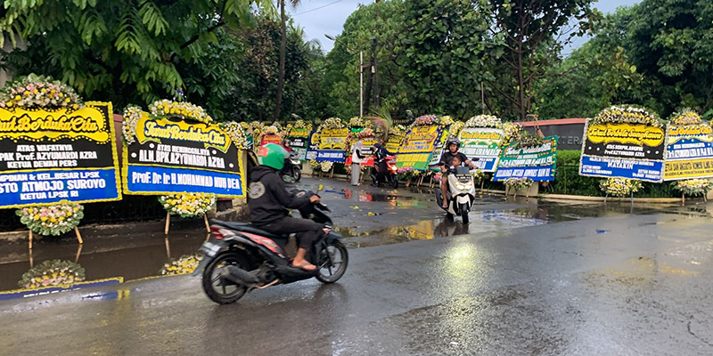 Sepanjang Jalanan Kampus UIN Ciputat, Karangan Bunga Banjiri Kepergian Prof Azra