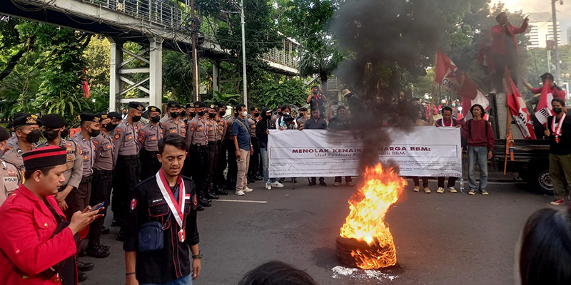 Tolak Kenaikan BBM, GMNI Bakar Ban Saat Aksi di Depan Patung Kuda