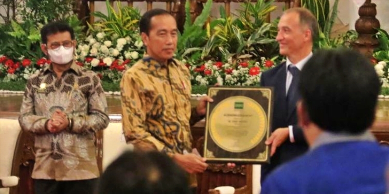 Ternyata Plakat IRRI untuk Jokowi Dibuat Kementan, Anthony Budiawan: Semoga Penghargaannya Asli