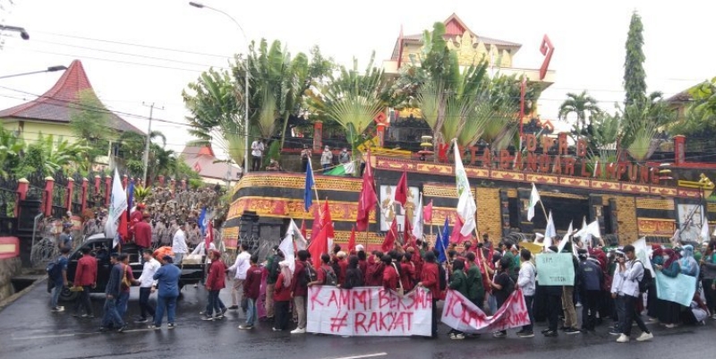 Geruduk DPRD Bandar Lampung, Mahasiswa Tolak Kenaikan BBM dan PSN Ditunda