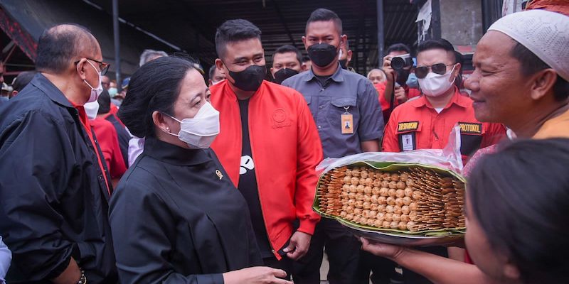 Ditemani Menantu Jokowi, Puan Maharani Cek Harga Telur di Toba