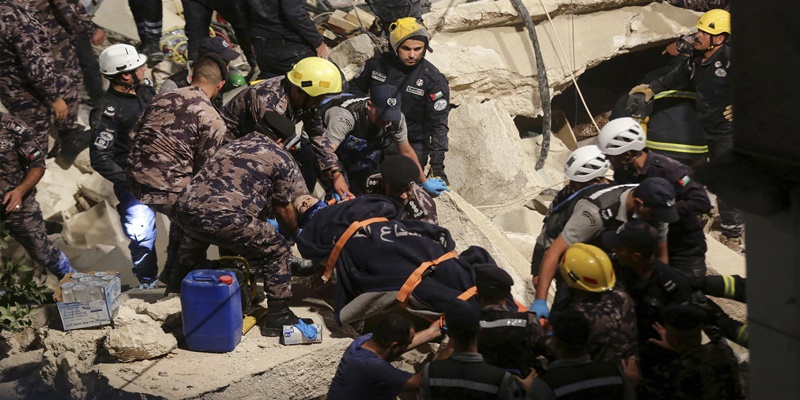 Tim penyelamat bekerja di lokasi runtuhnya bangunan tempat tinggal empat lantai di Amman, Yordania 13 September 2022/Net