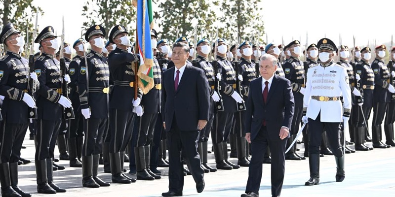 Presiden China Xi Jinping menghadiri upacara penyambutan  yang diadakan oleh Presiden Uzbekistan Shavkat Mirziyoyev di Samarkand, Uzbekistan, 15 September 2022?Net