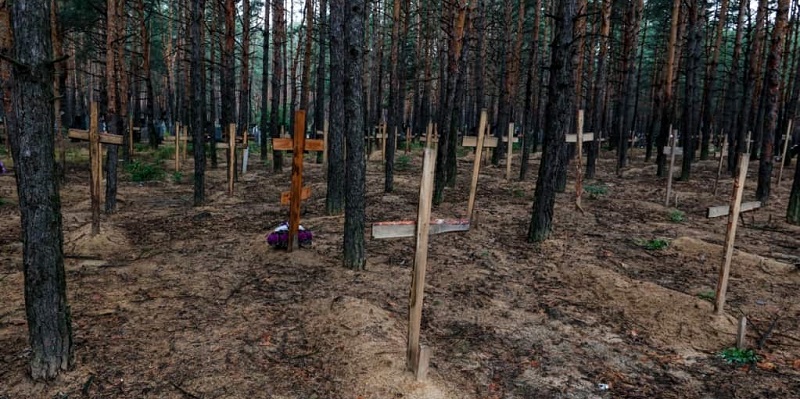 Setelah Bucha dan Mariupol, Ukraina Temukan Kuburan Massal di Izyum