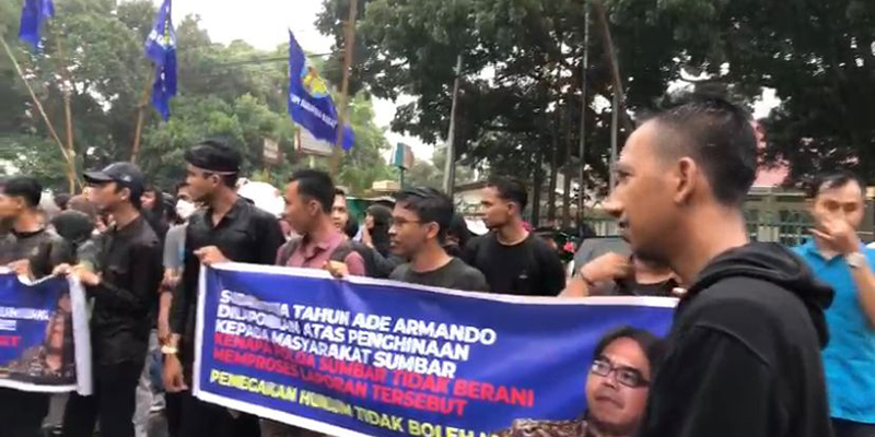 Aksi di Depan Mapolda Sumbar, Pemuda KNPI Minta Kasus Ade Armando Hina Orang Minang Diproses