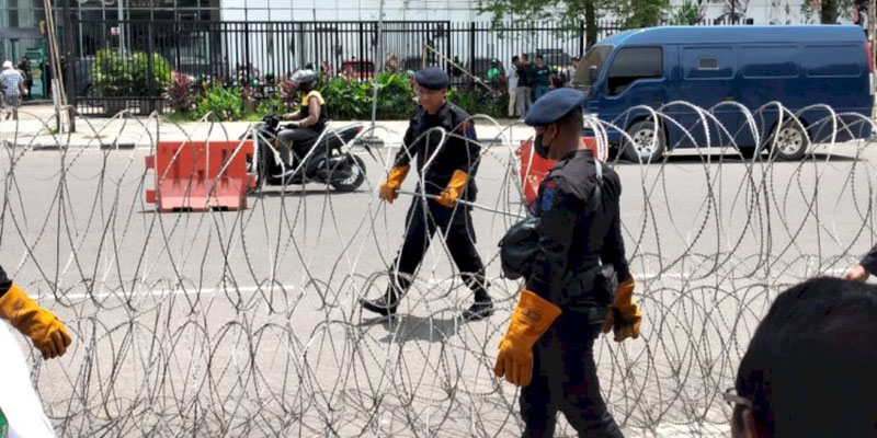 Antisipasi Unjuk Rasa Mahasiswa Tolak Kenaikan BBM, Gerbang Gedung DPRD Sumsel Dipasang Kawat Berduri