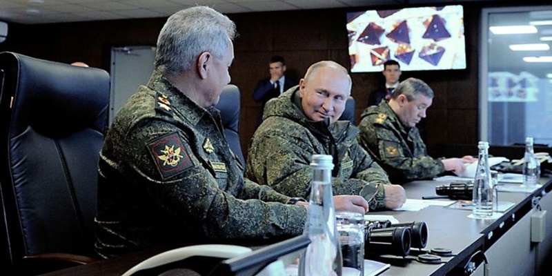 Putin Terlihat Tegang Saat Bertemu Gerasimov,  Tapi Tersenyum Riang Saat Shoigu Datang