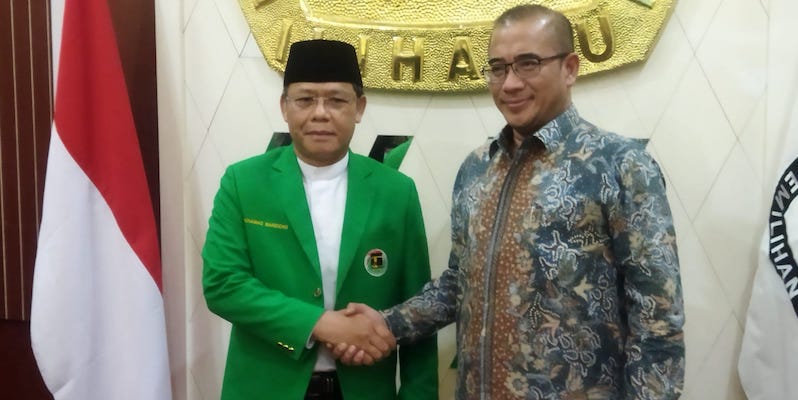 Plt Ketua Umum DPP PPP, M. Mardiono (kiri) saat serahkan SK kepengurusan baru ke Ketua KPU RI, Hasyim Asy'ari/RMOL