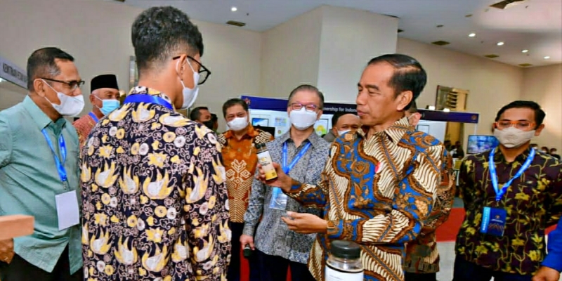 Bertemu Pembudidaya Madu Hutan, Jokowi: Jangan Sampai Perusahaan Pabriknya Besar, tapi Lingkungan Sekitarnya Miskin