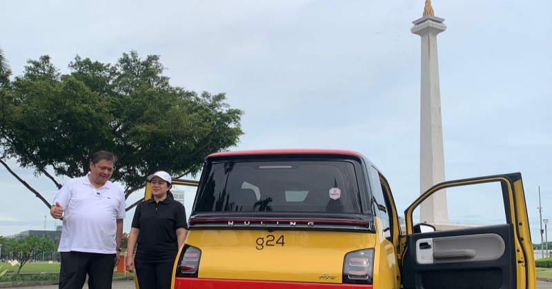 Beres Jalan Sehat, Airlangga Berikan Kunci Mobil Listrik Kuning untuk Puan