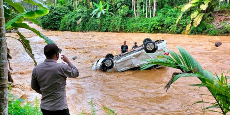 Terseret Air Bah, Mobil Milik Anggota Polisi Hanyut ke Sungai Krueng Tuan Aceh Utara