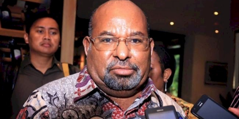 Lukas Enembe Diminta Contoh Mantan Gubernur Papua Barnabas Suebu Patuhi Hukum