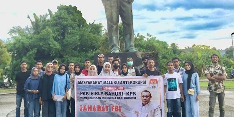 Gelar Aksi di Patung Leimena, Warga Maluku Dukung Firli Bahuri Berantas Korupsi