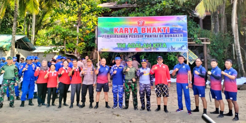 Personel Zona Bakamla Tengah Ambil Bagian dalam Aksi Bersih-bersih Pantai Bunaken
