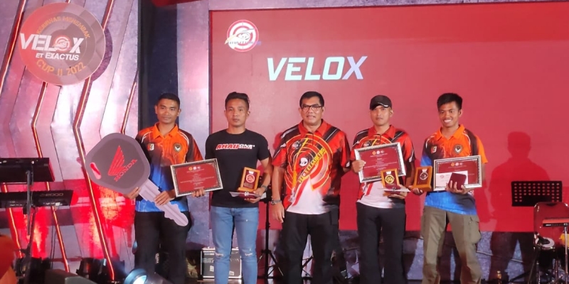 Ketua Umum Velox Et Exatus Shooting Klub, Irjen Pol Andean Bonar Sitinjak saat memberikan hadiah kepada pemenang kejurnas Velox Et Exactus Cup 2022/RMOL