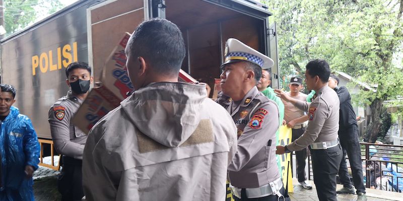 Polres Malang Kawal dan Bantu Distribusikan Bansos ke Korban Banjir Bandang