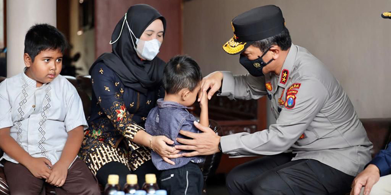 Irjen Nico Takziah ke Rumah Dua Anggota Polri yang Meninggal Saat Pengamanan di Kanjuruhan