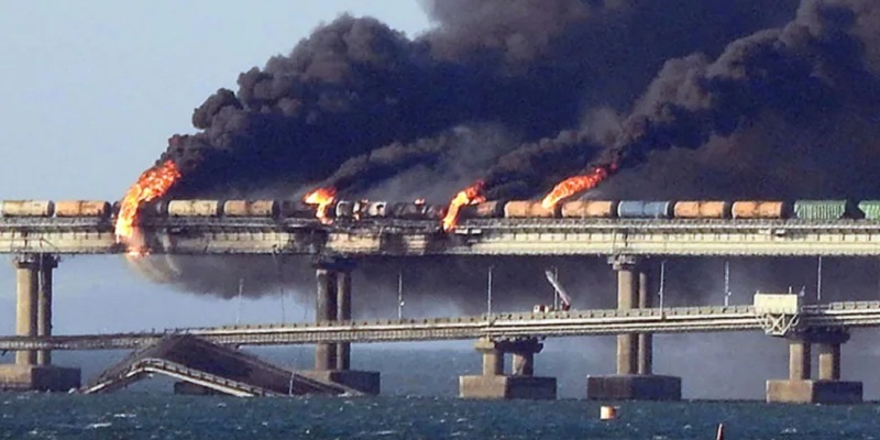 Ledakan Dahsyat Hancurkan Jembatan Kerch, Penghubung Rusia ke Krimea