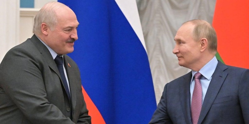 Hadiah Ulang Tahun ke-70 yang Unik untuk Putin dari Lukashenko: Sebuah Traktor