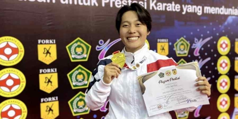 Serda Bella Aprillia Sabet Medali Emas Kejuaraan Karate di Bandung