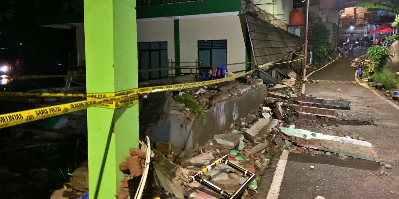 BPBD DKI Jakarta Evakuasi Korban Tembok Roboh di MTSN 19 Pondok Labu ke RS Prikasih
