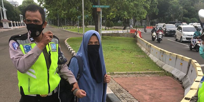 Perempuan pembawa senpi ditangkap petugas/Net