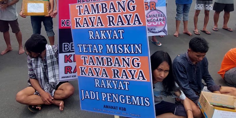 Jelang RDP DPR, Warga Lakukan Aksi Mengemis Minta PT AMNT Ditutup