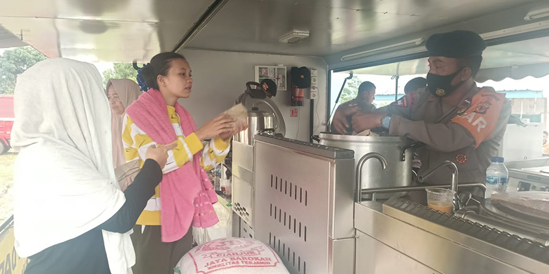 Food Truck Brimob Siapkan 18.000 Paket Makanan Bagi Pengungsi Gempa Cianjur