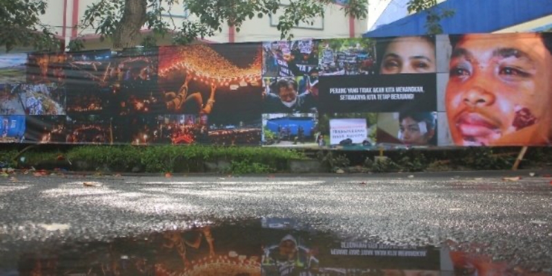 40 Hari Tragedi Kanjuruhan, Puluhan Wartawan Bentangkan Banner 37,5 Meter Berisi Karya Jurnalistik