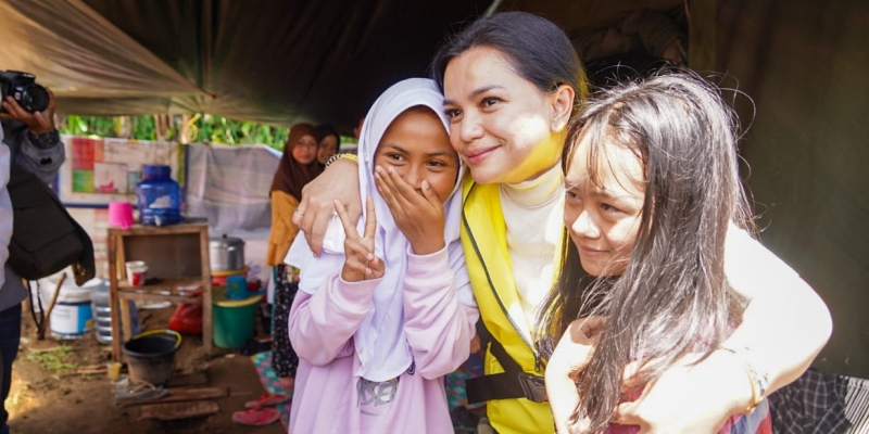 Ketua Ikatan Istri Partai Golkar (IIPG) Yanti Isfandiary Airlangga memberikan trauma healing kepada anak-anak korban gempa Cianjur/Ist