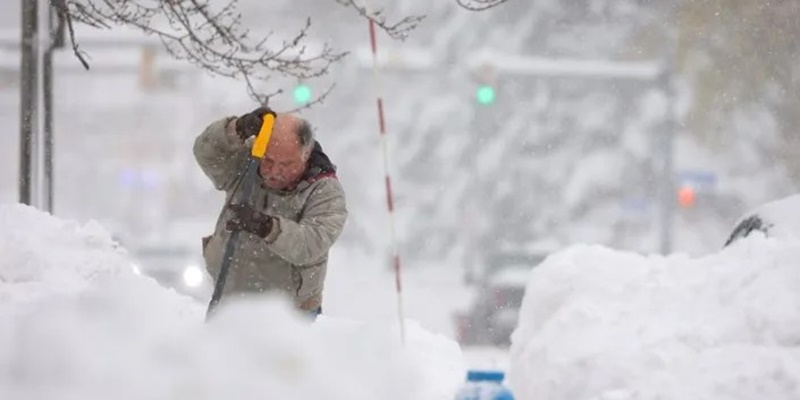 Dua Tewas Saat Badai Salju Melumpuhkan Bagian Utara New York