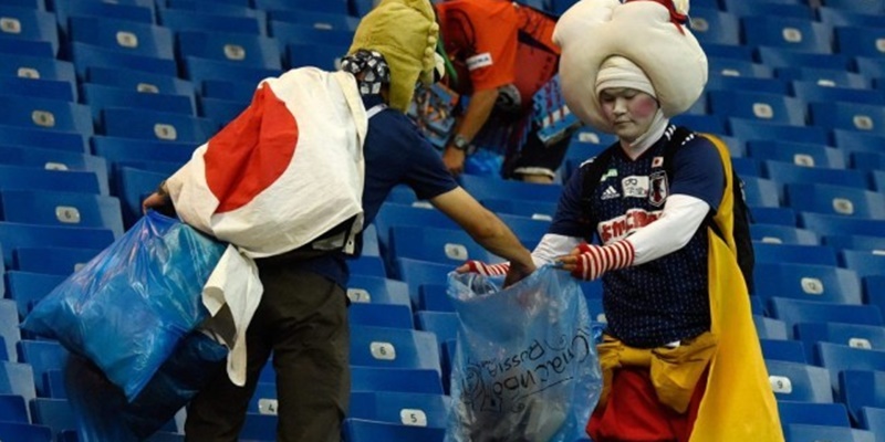 Viral, Suporter Jepang Punguti Sampah Usai Pertandingan Pembukaan Piala Dunia 2022