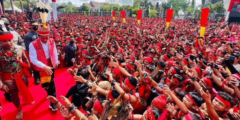 Jokowi Sapa Pasukan Merah Dayak di Kalimantan Barat